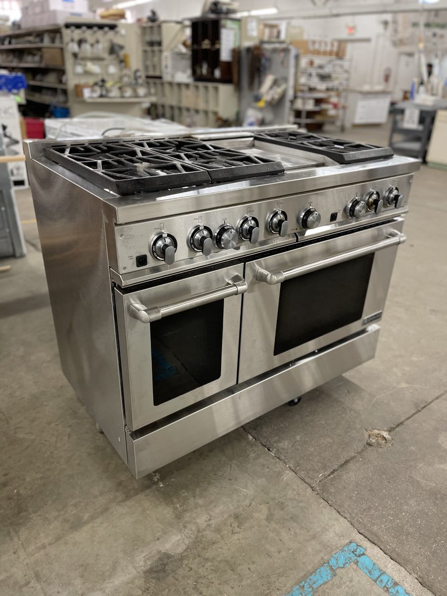 BuildingValue's tweet image. 48" Pro-Style Gas Range (PRG4810NP) with 6 sealed burners, 5.3 cu. ft. capacity convection oven and 2.2 cu. ft. capacity secondary oven, cast-iron grates. Oversized knobs, diamond-etched towel bar handles, and stainless-steel design provide a bold look and restaurant appearance.