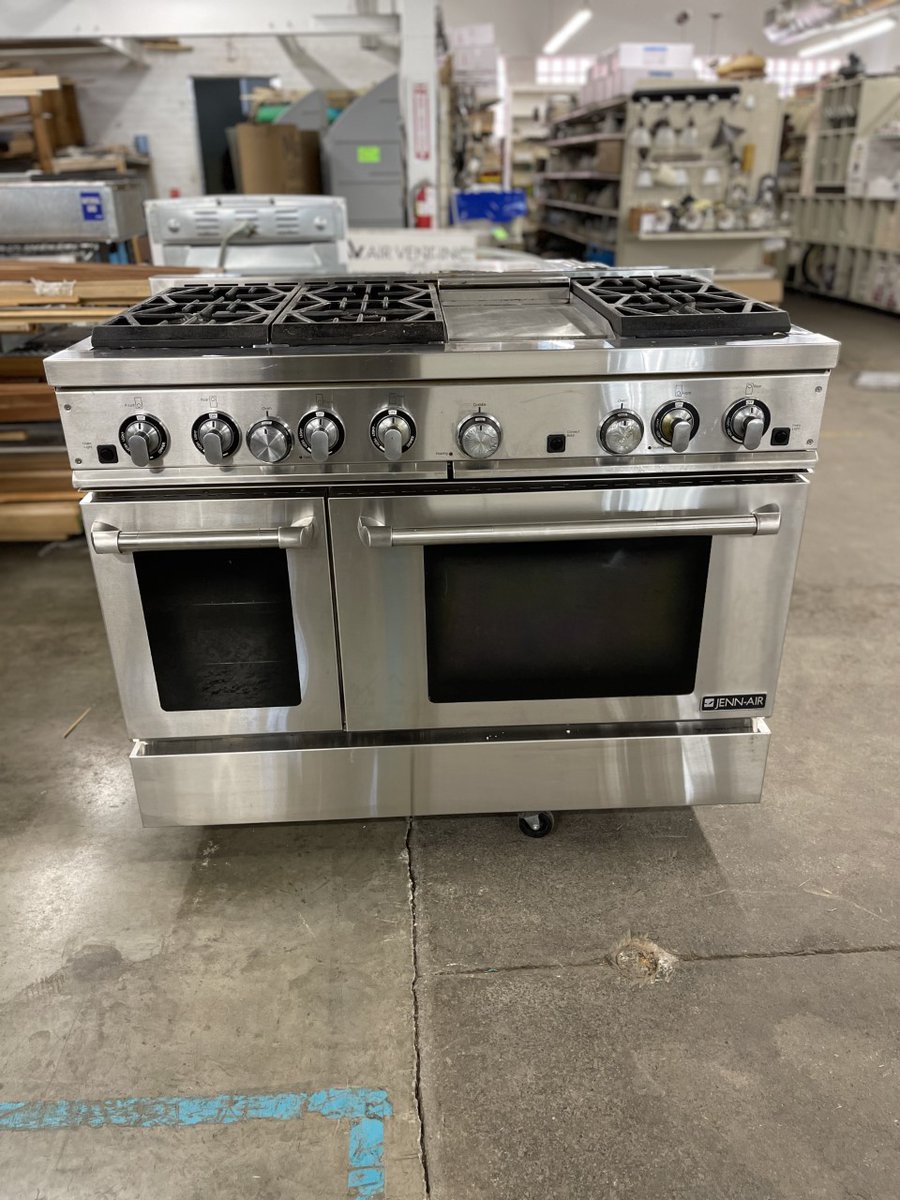 BuildingValue's tweet image. 48" Pro-Style Gas Range (PRG4810NP) with 6 sealed burners, 5.3 cu. ft. capacity convection oven and 2.2 cu. ft. capacity secondary oven, cast-iron grates. Oversized knobs, diamond-etched towel bar handles, and stainless-steel design provide a bold look and restaurant appearance.