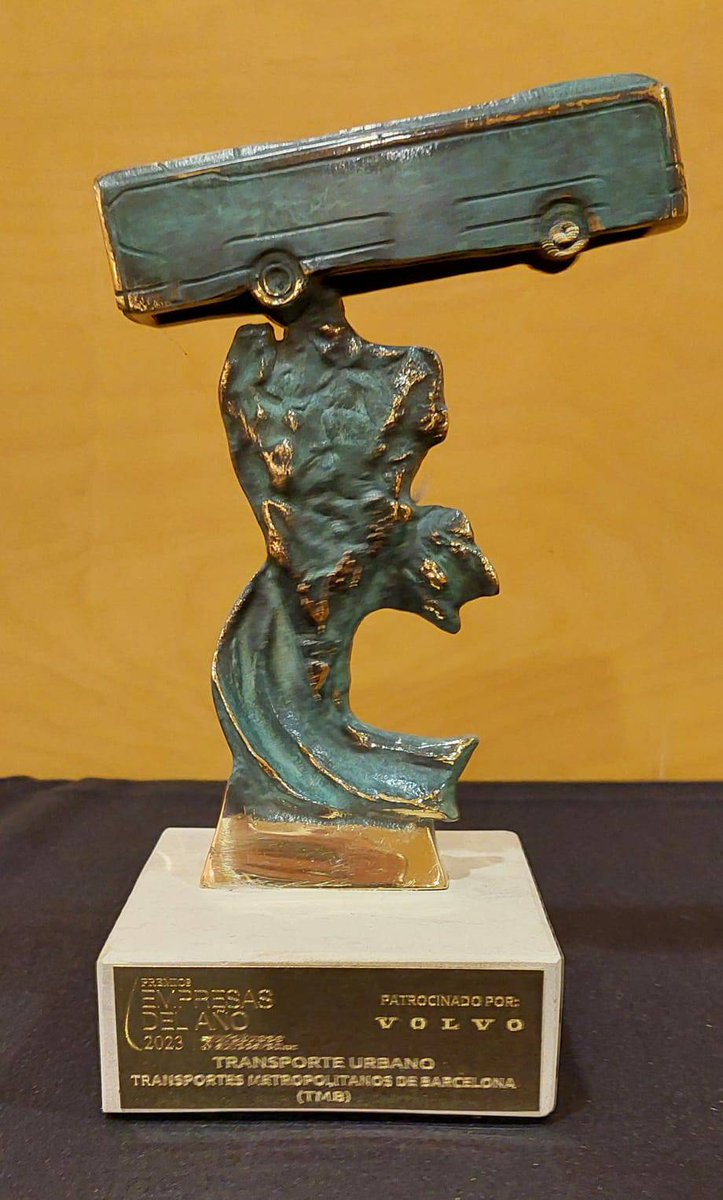 🏅Recollim el premi a empresa de l'any de <a href="/AutobusesyAutoc/">Revista Autobuses & Autocares</a> en la categoría de transport urbà 🏆 El conseller delegat #TMB Gerardo Lertxundi ha agraït el guardó destacant "l'esforç realitzat en temps complicats i el compromís de l'empresa per millorar l'eficiència del servei"