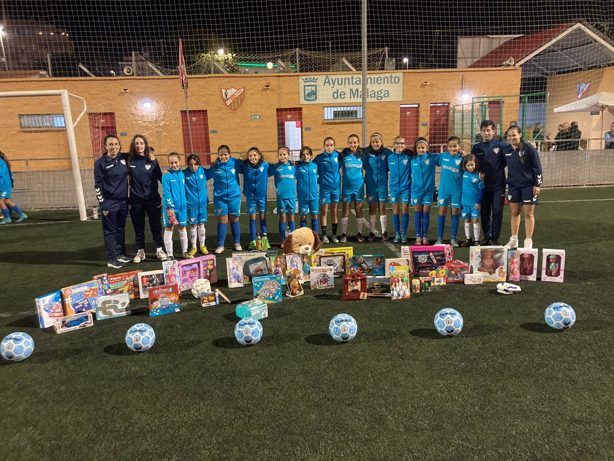 📷 Tras la gran recogida de juguetes junto con <a href="/PMcycMCFF/">Peña Malaguista Coraje Y Corazón #MCFF</a> de primer equipo, filial, cadete e infantil... ¡Cerramos la recogida con nuestra #EscuelaMCF!

Gracias <a href="/ZapasSolidarias/">Zapas Solidarias</a> por repartir estos regalos y llevar la felicidad a niños en riesgo de exclusión social.

#FundaciónMCF