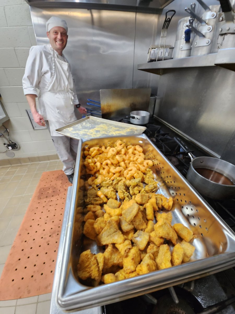 ELON5nhk's tweet photo. Jhon "Prospector" making us a fish fry for lunch, Comeback sauce, Hush puppies, Roasted 🌶, Catfish, shrimp 🍋
I'm down 😎🔥 #TeachingFood #Cheflife
He has a great smile! #XRParmy https://t.co/dNdyWRbysf