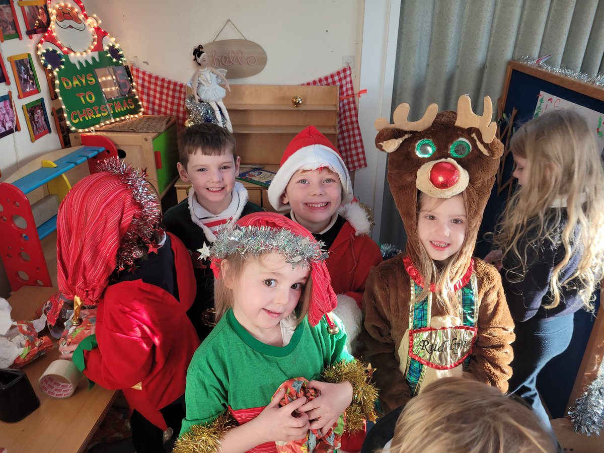 MorayPrimary1's tweet photo. We love dressing up in the costumes! Ho Ho Ho! 🎅🎄🎅 #FunInTheWorkshop https://t.co/Cn9gioAuvT