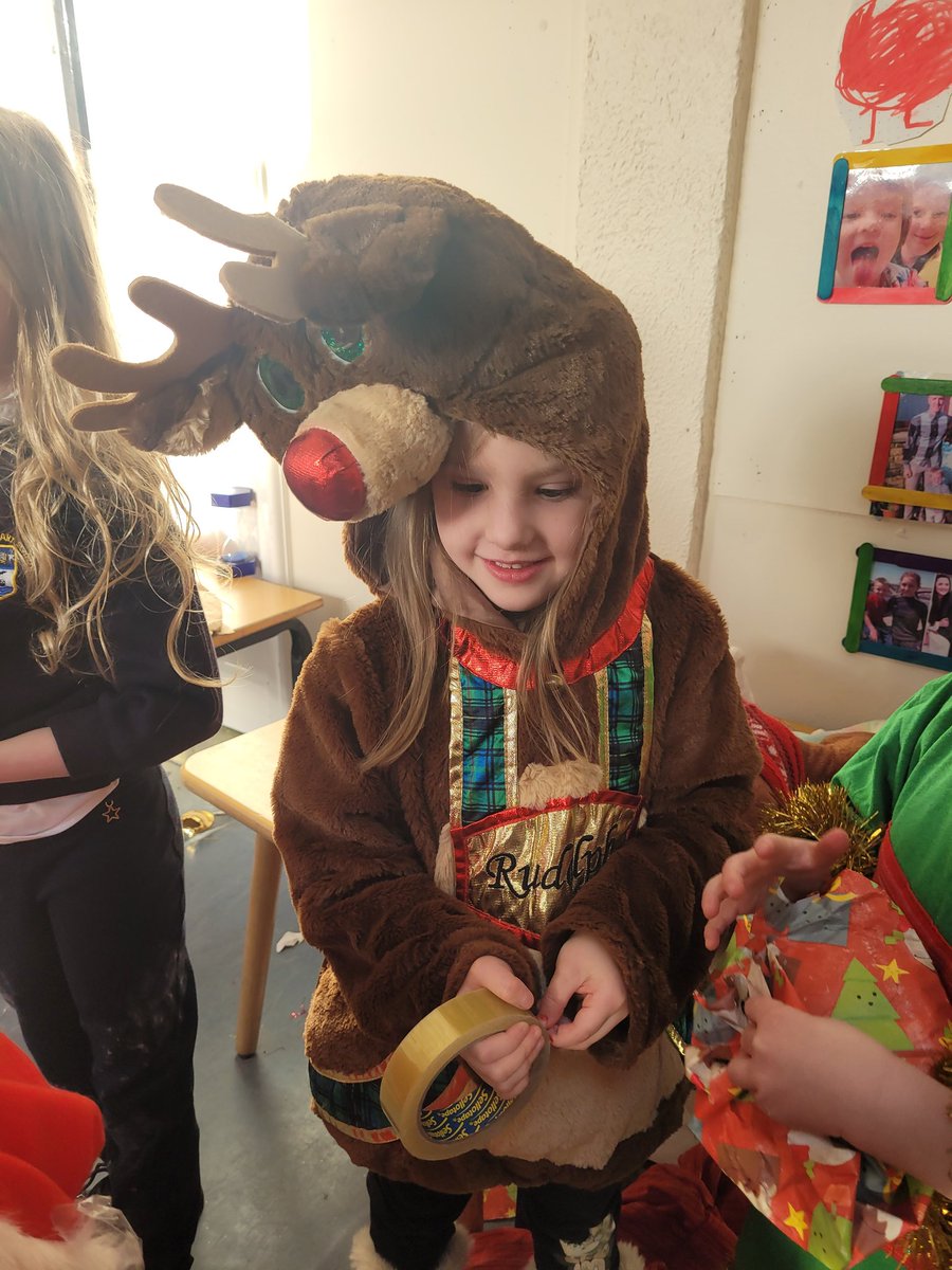 MorayPrimary1's tweet photo. We love dressing up in the costumes! Ho Ho Ho! 🎅🎄🎅 #FunInTheWorkshop https://t.co/Cn9gioAuvT