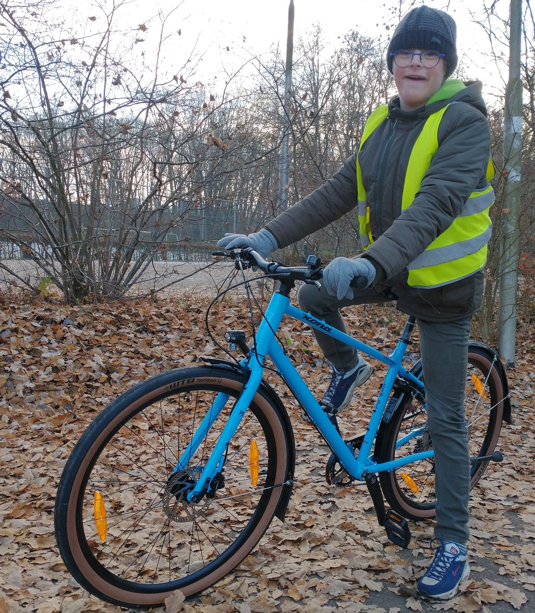 Boris, een oud fietsleerling, is erg blij met zijn nieuwe fiets! Zo mooi om te zien dat hij nu alleen van school naar huis fietst. Een mooi resultaat van de fietslessen. Ik ben trots op deze stoere fietser. Boris vindt het nog altijd leuk om af en toe een stukje samen te fietsen.
