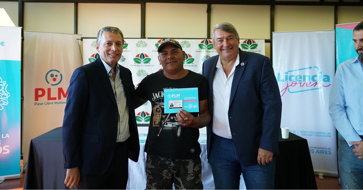AgenciaComBA's tweet photo. 🚌 #EstebanEcheverría: entregaron Pases Libres multimodales.
El Ministro D'Onofrio repartió 1119 credenciales para que las y los beneficiarios utilicen sin costo alguno el sistema de transporte automotor. https://t.co/f2nTpkh3be
#Discapacidad #CUCAIBA #INCUCAI #CUD #paseslibres https://t.co/0AH5cVcTgJ