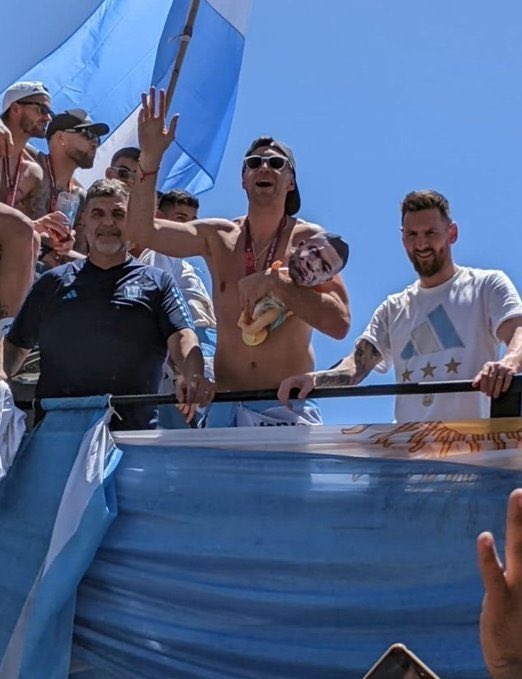 Se fosse Cristiano Ronaldo a permitir e compactuar que uma coisa destas acontecesse nem queria imaginar a comunicação social…

Ah, só para piorar, Messi e Mbappé são colegas de equipa no PSG 🙄