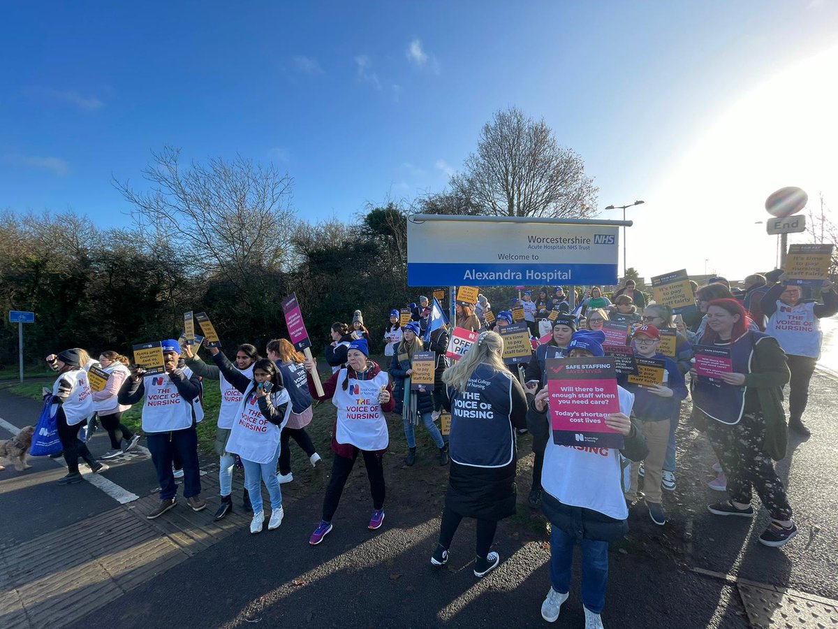 BecMapp's tweet photo. Another day of solidarity. @WorcsAcuteNHS @RCNWestMids https://t.co/SvldHYxFsu