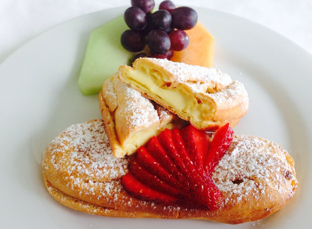 seacorpcater's tweet photo. Eclairs Francais --- light and delicious for you and your team to enjoy. #arista #catering #seattle #pastry (888)98-CATER https://t.co/ZdfoAY2DjR https://t.co/gBPrJ0C34H