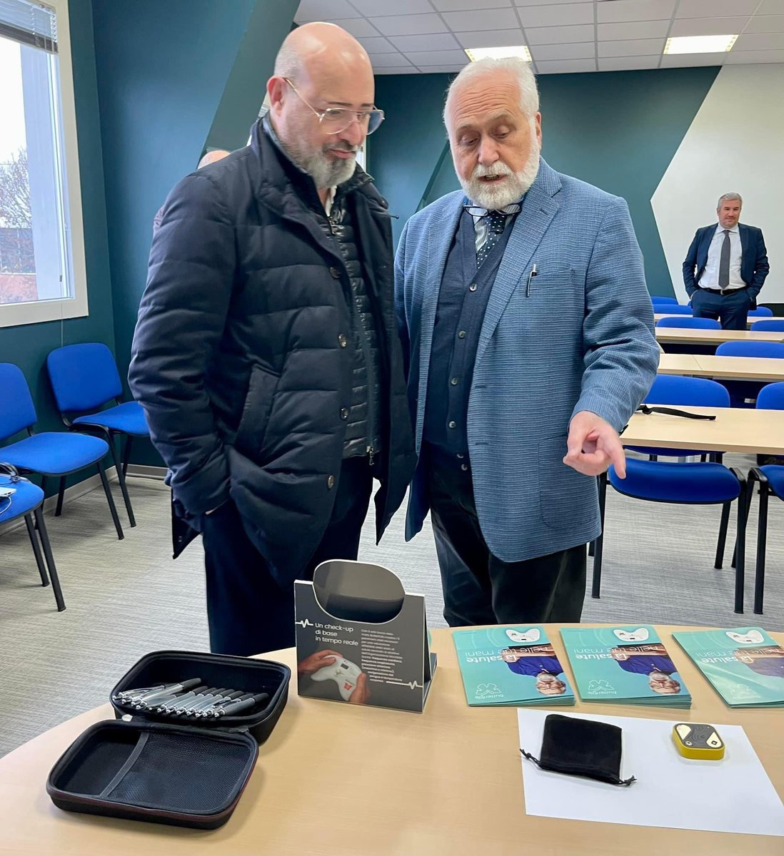 sbonaccini's tweet photo. Nasce a Modena dispositivo all’avanguardia per misurare in pochi secondi i parametri vitali di una persona, con il semplice posizionamento delle mani sullo strumento, capace di ottenere dati su pressione arteriosa, ritmo cardiaco, frequenza respiratoria, ossigenazione del sangue https://t.co/u0XLZ0KEpL