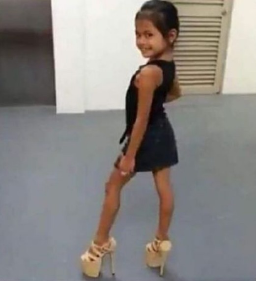 NazareAmarga's tweet image. eu aparecendo na ceia de natal depois de discutir com metade da família sobre política