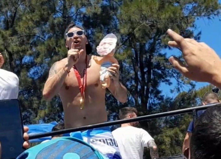 trunksRM7's tweet photo. Que falso y mala persona tienes que ser para "consolar" a tu rival y luego reírte y burlarte de él cuando ya no lo tienes enfrente.. Que podíamos esperar de este pobre  personaje . https://t.co/WbyQtEHWg0