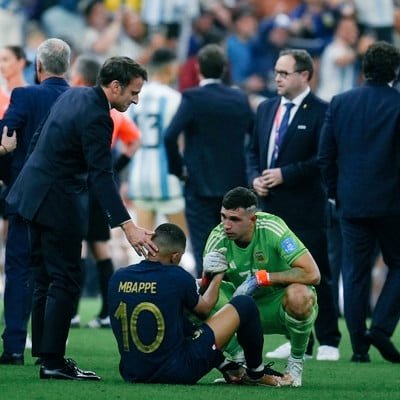 trunksRM7's tweet photo. Que falso y mala persona tienes que ser para "consolar" a tu rival y luego reírte y burlarte de él cuando ya no lo tienes enfrente.. Que podíamos esperar de este pobre  personaje . https://t.co/WbyQtEHWg0