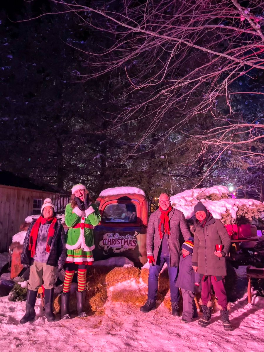 20YS's tweet photo. While famous for #Halloween #FrightFest, did you know that #SaundersFarm’s 100 acres of aMAZEing-ness is transformed into a #WinterWonderland in December? 🤩
Welcome to the @saundersfarm Holiday Light Festival! 🎄
A super fun walk-through for the whole family! #supportlocal 💫 https://t.co/fncJnj9It6