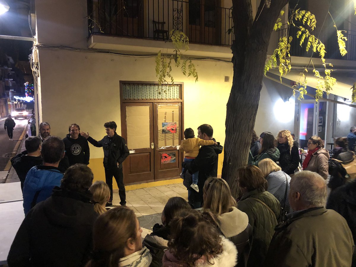 Ja tenim inaugurat el Pessebre de Ca la Rosona !!! Desprès d’unes breus paraules de l’Artista @joanserramia i els seus colaboradors  l’hem pogut admirar, el podeu veure tots els dies a la Plaça de Sant Magí durant totes les festes, es un pessebre molt Serrallenc  !! #elserrallo