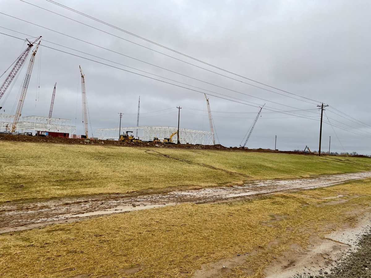 SKOnTennessee's tweet photo. Check out construction progress at @blueovalcity in Stanton, Tennessee! Crews have already moved enough soil to fill the Hoover Dam TWICE. Production is slated to begin in 2025 and create nearly 6,000 new jobs in Tennessee! #BlueOvalSK #BlueOval_TN https://t.co/Dw5VgIPf7h