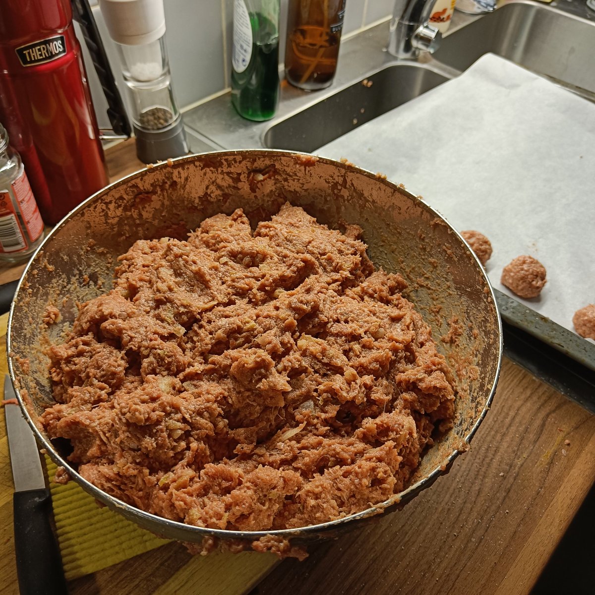 swetraditions's tweet photo. The meatballs is one of the important dishes at the swedish julbord. They have been a part of christmas in Sweden since 1970s.

For christmas it's important that they har homemade. https://t.co/5mHYF0xTb6