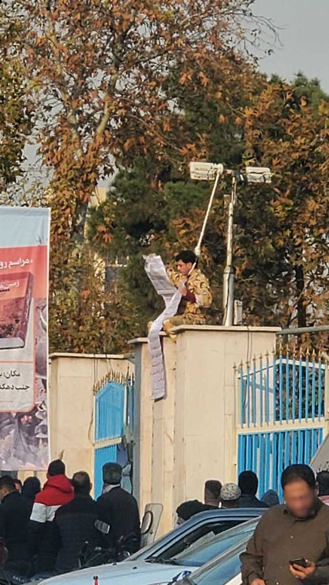 Vahid's tweet photo. 'اعتراض یک سرباز جان به لب رسیده با طناب دار دور گردن در چهارراه قصر تهران، ۲۹ آذر'
#سربازی #مهسا_امینی https://t.co/OeN2ZUDs8d
