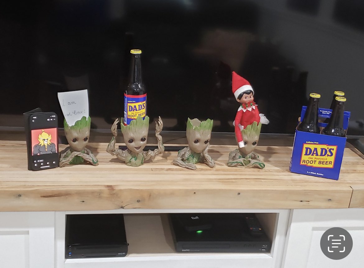 Cryptophergray's tweet image. Day#2

#12LoadedDaysofChristmas 

@LoadedLions_CDC 

Our elf on the shelf knows we are big Marvel fans and loved the #GuardiansOfTheGalaxyHolidaySpecial - so this morning she had a “punny” gift for us: some cool Groot cups, some #dadsrootbeer and a little note:

I AM GROOT BEER!