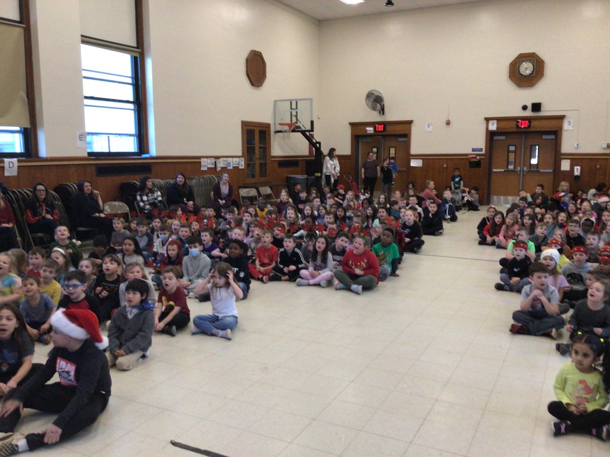 HTSD_Yardville's tweet photo. Yardville Holiday Sing Along! #yesSTARS #HTSDPride https://t.co/uQeFqaQquG