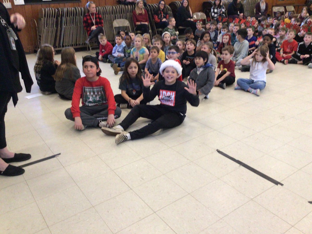 HTSD_Yardville's tweet photo. Yardville Holiday Sing Along! #yesSTARS #HTSDPride https://t.co/uQeFqaQquG