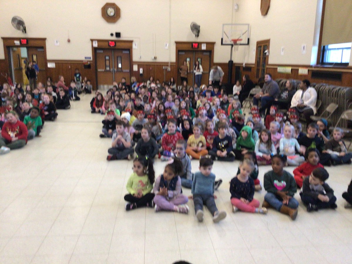 HTSD_Yardville's tweet photo. Yardville Holiday Sing Along! #yesSTARS #HTSDPride https://t.co/uQeFqaQquG