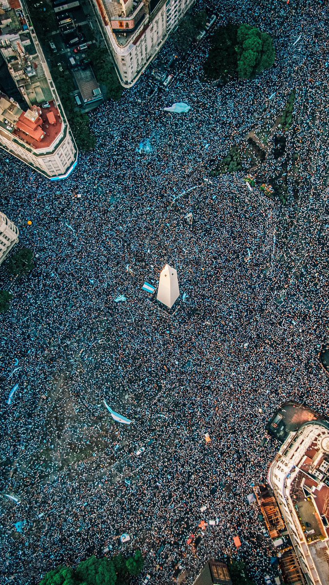 Tomiconcina's tweet photo. 20 de Diciembre de 2022. La mayor movilización de gente en la historia de Argentina.

HILO con FOTOS y VIDEOS de lo qué pasó en este día histórico. 🏆🇦🇷💙 https://t.co/Z6nlOM12k0