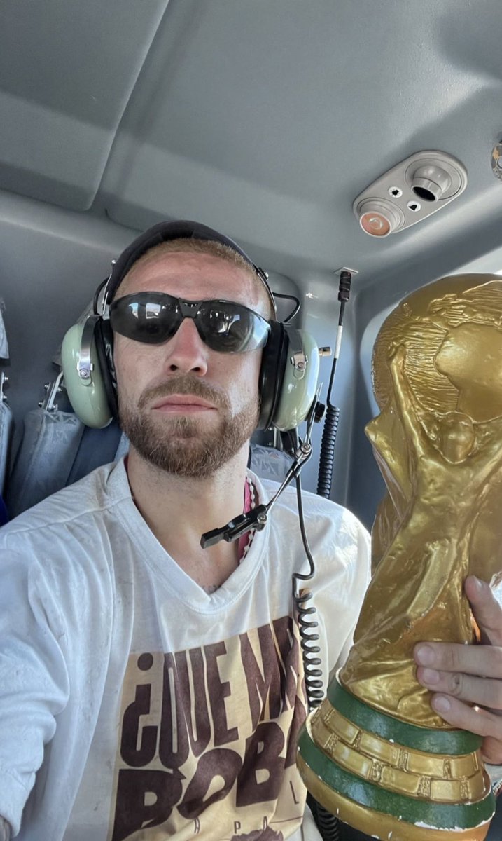 JCPetruzza's tweet photo. [ÚLTIMO MOMENTO]

 David Beckham se robó la copa del mundo y escapa en Helicóptero https://t.co/1Iu4EyqHyX