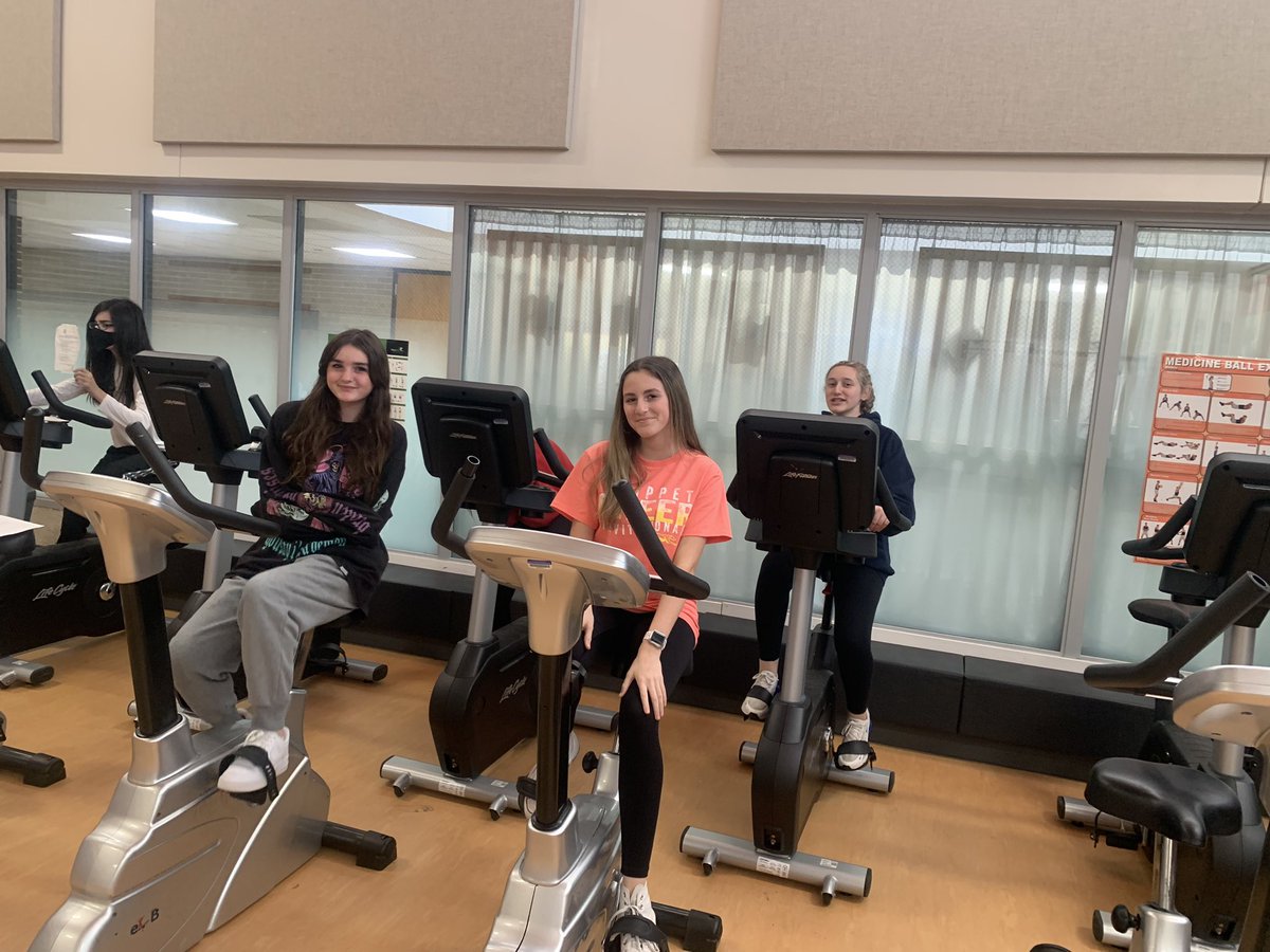 Fitness fun in PE with personally designed workout plans💪🏼<a href="/CBUnamiMS/">Unami Middle School</a>  with <a href="/MissNolanHPE/">Ms. Nolan</a>