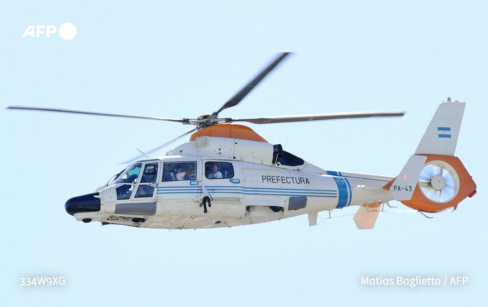 AFP's tweet photo. #UPDATE Argentina's presidency said that the World Cup winning-team had been forced to abandon their open-top bus parade around Buenos Aires due to massive crowds and have instead embarked on a helicopter tour of the capital. https://t.co/2qp8SilrjY