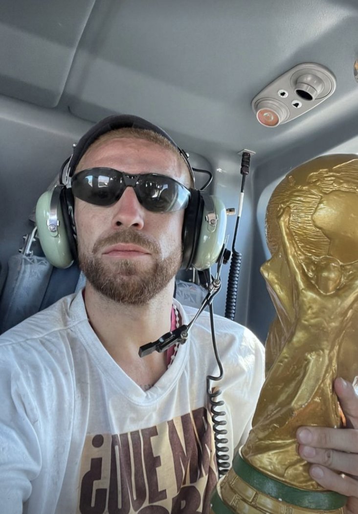 InvictosSomos's tweet photo. Sir David Beckham viajando en helicóptero con la Copa del Mundo. OTRO NIVEL. https://t.co/PJKVIzyFdT