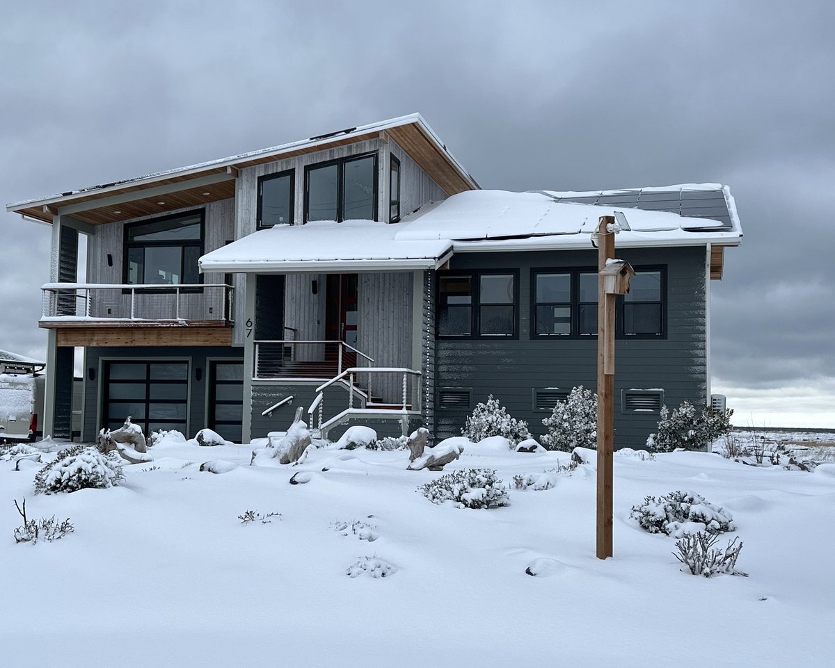 katt_DC's tweet photo. I don’t think the solar panels are doing much good today. #snow #sunnysequim https://t.co/EwiYUQwN6e