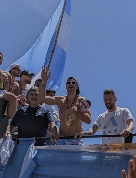 Charles_Vigier's tweet image. Le pire, pour moi, ce n'est pas la nouvelle insulte de #Martinez, un abruti. Le pire c'est #Messi, leader de sa sélection, coéquipier de #Mbappé en club, qui tolère tranquillement ça en pleine parade. Quelle manque de classe incroyable de la part d'un grand joueur. Plus si grand.