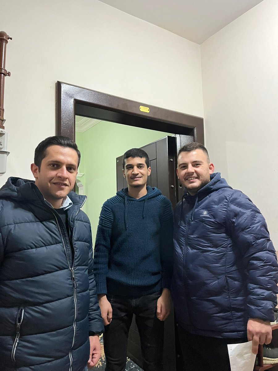 CHPCorluGenc's tweet photo. İlk defa oy kullanacak genç seçmenlerimize ulaşmaya devam ediyoruz. 🙏
“GÜÇ SENDE, SENİN ELİNDE” diyerek kapı kapı çalışmaya devam edeceğiz. 💪🏻
#GüçSendeSeninElinde #GeliyorGelmekteOlan ❤️ https://t.co/S8LWZIeCnO
