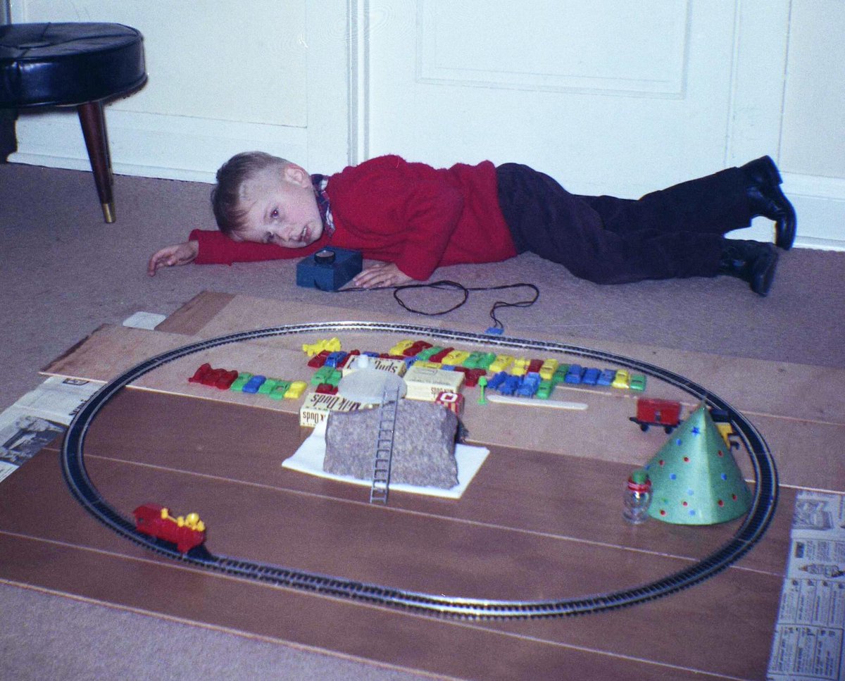 tommclaren1's tweet photo. Christmas flashback, my first train set! I was 3 or 4 and absolutely mesmerized. Those were the carefree days, indeed. #Christmas #ChristmasMemories #trainset #stillaboy https://t.co/E5jU073P2G