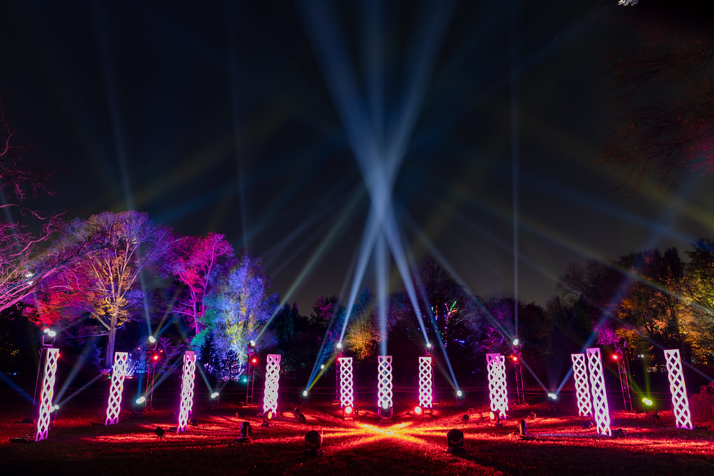 BrooklynBotanic's tweet photo. Celebrate the holiday season under a million lights at #LightscapeBrooklyn. 🌟 Warm up with hot chocolate and treats while you explore this year's all-new trail and see the Garden as a winter wonderland. https://t.co/F84m3iv0er