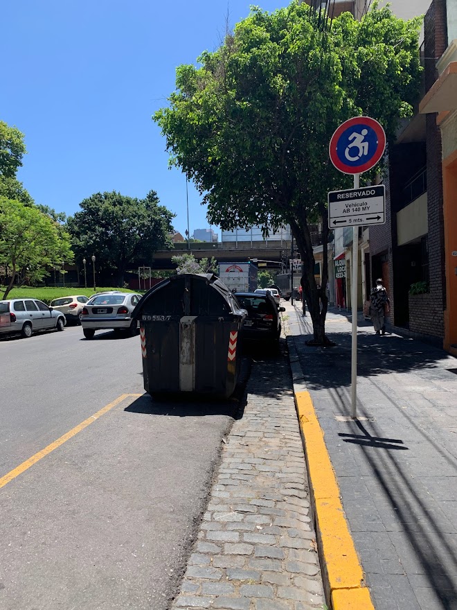 dkargdorian's tweet photo. @BACiudadVerde 🤬🤬🤬🤬 Emilio Mitre 1036. El contenedor está en un lugar reservado POR DISCAPACIDAD. El GCBA pide estacionar a más de 1 metro del contenedor y ese espacio tampoco se cumple. https://t.co/RKApwq6H67