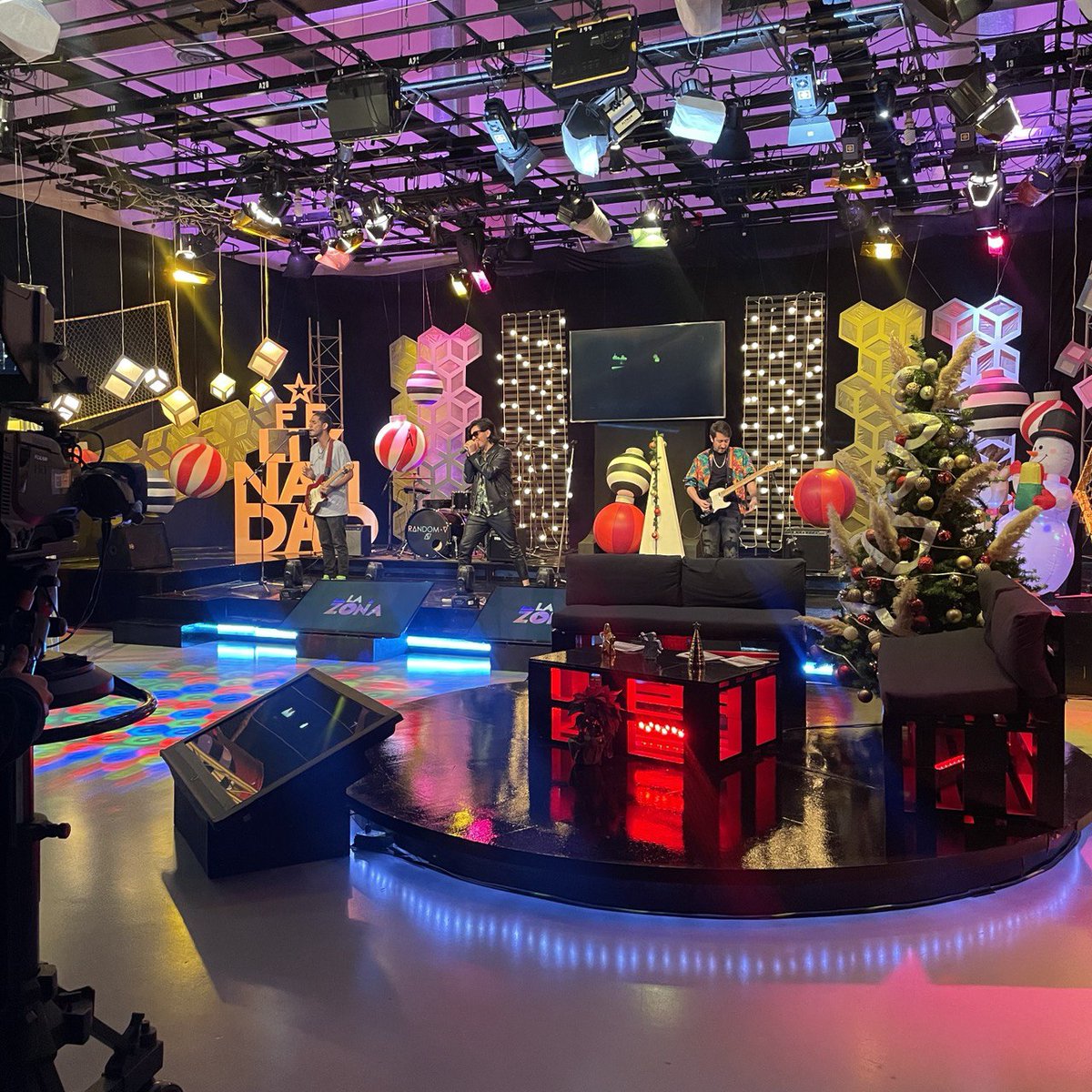 LaZonaTvMex's tweet photo. #PosadaMusical con @RandomVmx invitados en esta una nueva aventura de #Lazona. Acompaña a Dustin Reyna, @AnuarYamin y @GabaCabral por @MexiquenseTV.
10:00 PM. Canal 34.1 #ConéctateConMexiquense. https://t.co/rgUAoTgnPu