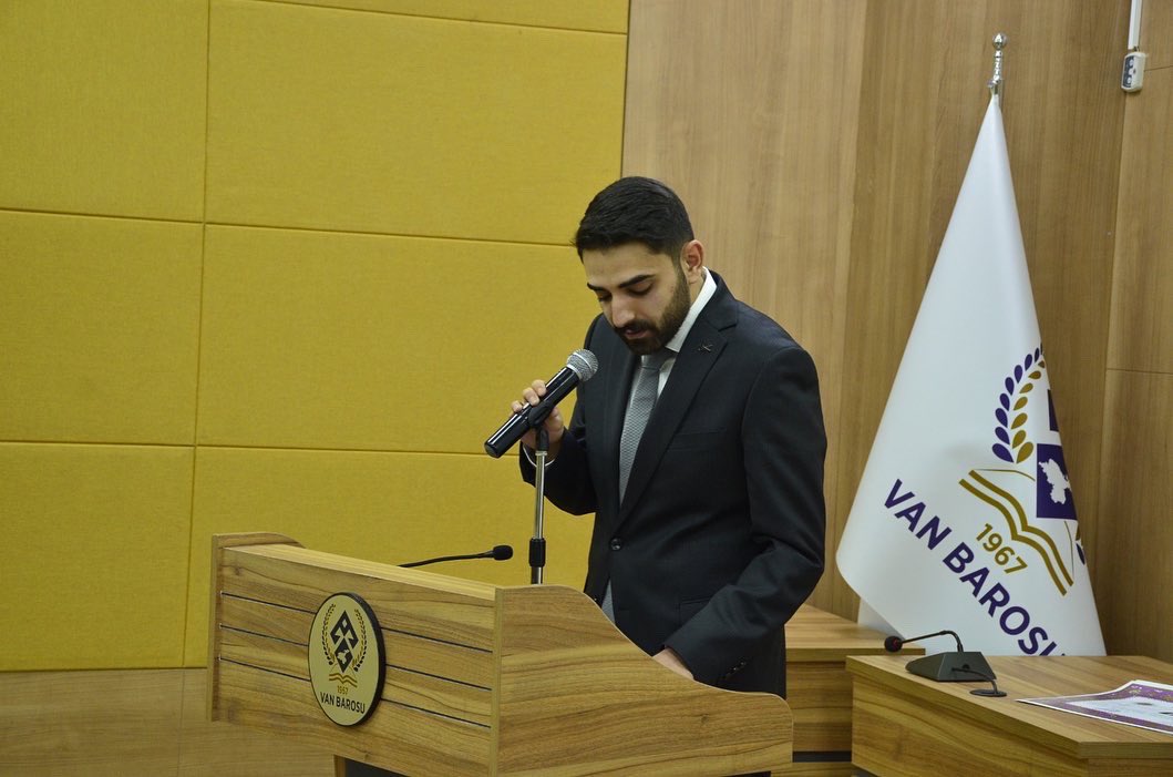 avarmanckara's tweet photo. Uzun meşakkatli bir yolun sonunda yeni bir yola başlamanın mutluluğuylayım. Bu güzel günümde beni yalnız bırakmayan kıymetli üstadım Sayın Av. Sevilay Kurşunluoğlu’na ve Baro Başkanımız Sayın Av. Sinan Özaraz’a teşekkür ederim. https://t.co/94q2BQShqE