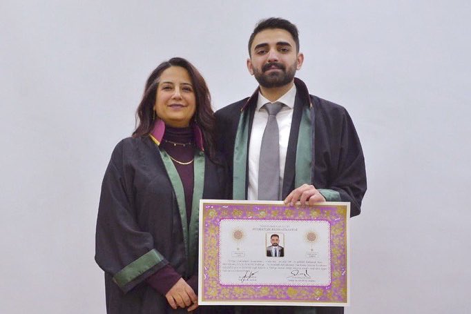 avarmanckara's tweet photo. Uzun meşakkatli bir yolun sonunda yeni bir yola başlamanın mutluluğuylayım. Bu güzel günümde beni yalnız bırakmayan kıymetli üstadım Sayın Av. Sevilay Kurşunluoğlu’na ve Baro Başkanımız Sayın Av. Sinan Özaraz’a teşekkür ederim. https://t.co/94q2BQShqE