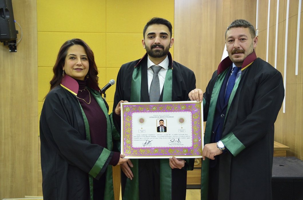 avarmanckara's tweet photo. Uzun meşakkatli bir yolun sonunda yeni bir yola başlamanın mutluluğuylayım. Bu güzel günümde beni yalnız bırakmayan kıymetli üstadım Sayın Av. Sevilay Kurşunluoğlu’na ve Baro Başkanımız Sayın Av. Sinan Özaraz’a teşekkür ederim. https://t.co/94q2BQShqE
