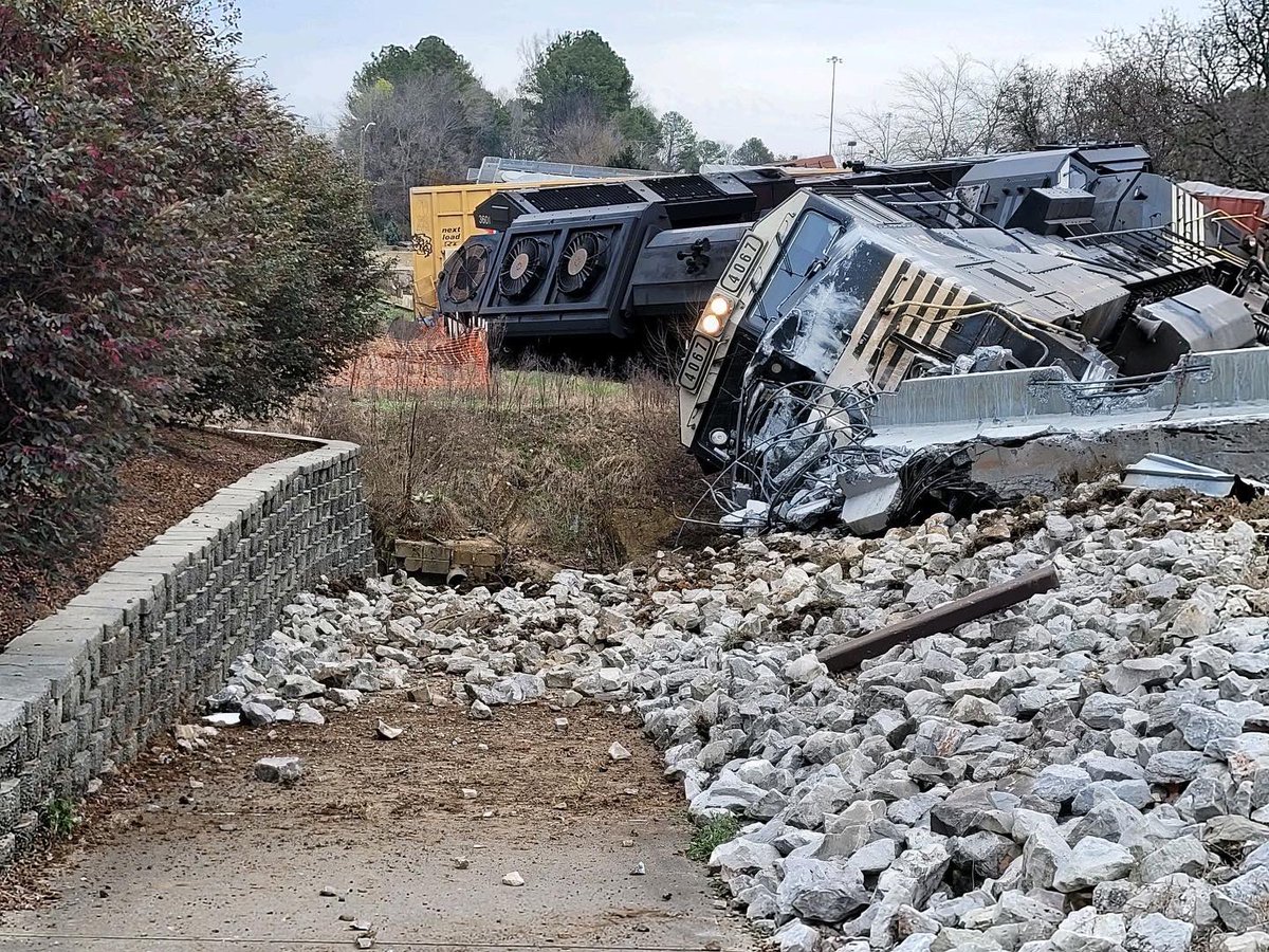 ChattFireDept's tweet photo. Chattanooga Fire is assisting with a train derailment in Collegedale. It happened Tues afternoon (12/20/22) at Apison Pike & University Dr. Chattanooga companies on scene: Battalion Chief for District 1, Battalion Chief for District 2, Special Operations Division, CFD Hazmat Team https://t.co/yFWcgbwbBX