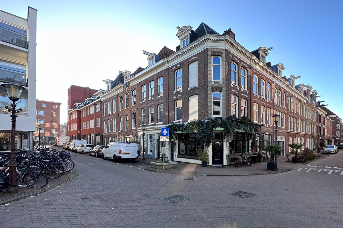 020makelaars's tweet photo. Begane grond woning van 60m2 mét tuin in één van de leukste straten in Amsterdam Oud-West. Dit goed ingedeelde 3-kamer appartement is bijzonder sfeervol, gerenoveerd en in uitstekende staat. 

https://t.co/WCwpbGm4ee

#020Makelaars #NIEUW #Amsterdam https://t.co/K9zrsfWCt2