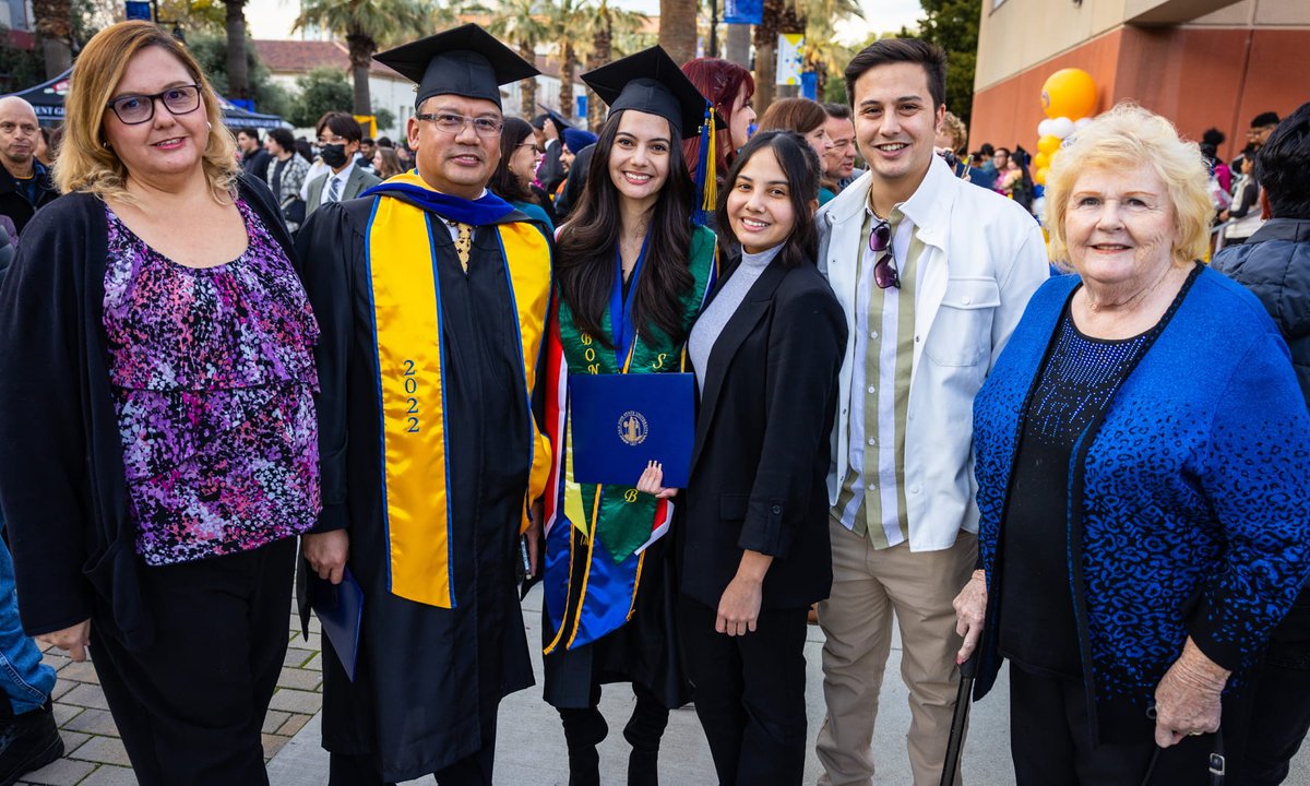 SJSUNewsCenter's tweet image. Earning a degree from #SJSU is a regular order of business for the Dizons — 11 family members have graduated or will graduate soon from the university! 🎓

Full story 👉 go.sjsu.edu/dizon