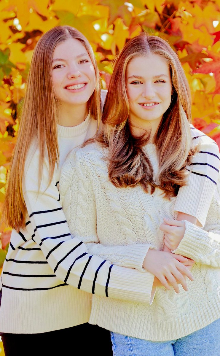 Princess Leonor, The Princess of Asturias and Infanta Sofía of Spain pose for an official portrait to celebrate Christmas 2022, at Zarzuela Palace in Madrid, Spain 🎄 -December 12th 2022.
.
#PrincessLeonor #PrincessofAsturias #InfantaSofia #Spain