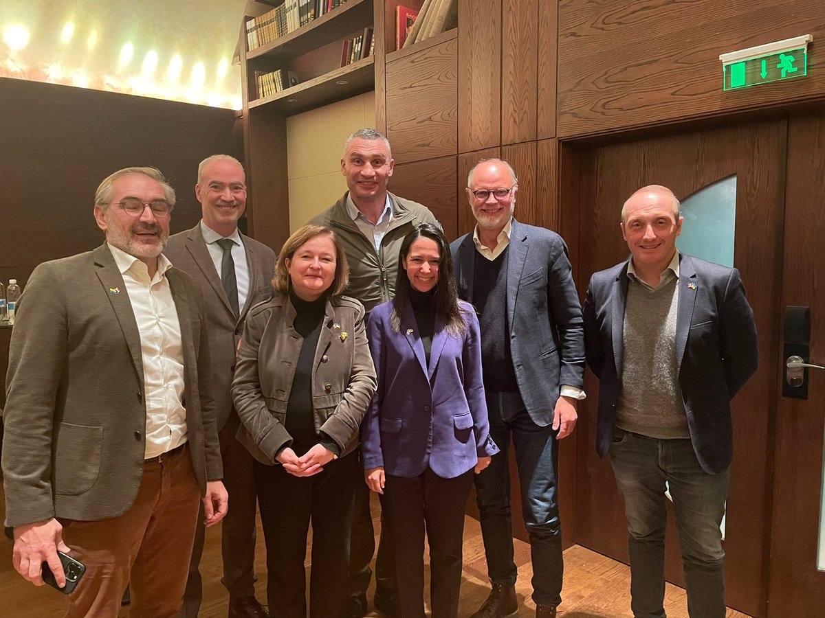 Avec <a href="/EPhilippe_LH/">Edouard Philippe</a> à Kiev, pour apporter notre soutien au peuple ukrainien qui continue de se battre avec courage, détermination et calme. Merci à l’ensemble des personnalités rencontrées aujourd’hui pour leur accueil. Leur dignité force le respect ✊ #StandWithUkraine 🇺🇦
