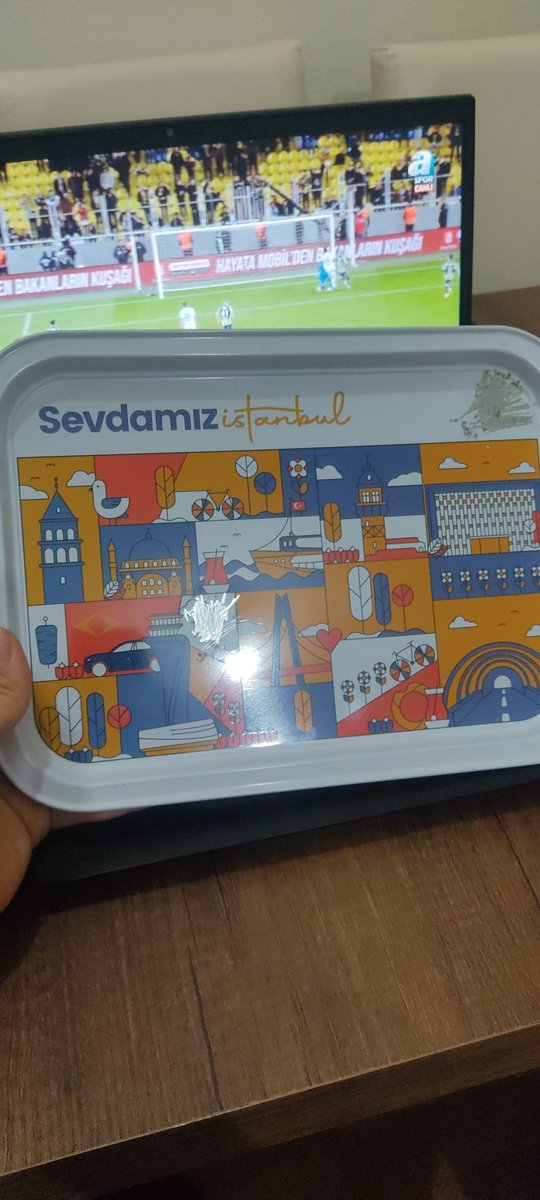 Malûm parti makarna çaydan sonra demir tepsi de vermeye başlamış. Çay fiyatları yükselince tepsi hediye etmişler. Valla onca dertten kederden sonra çok ihtiyacımız vardı ya ne yapsam bilemedim çok mutluyuz... Birazdan mutluluk çayı demleyeceğim.
 #oymoyyok
#asgariucret