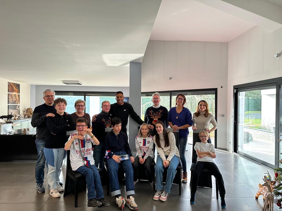 CorentinTolisso's tweet photo. Des visios à la réalité 😍 Ils sont là mes héros du quotidien🤩 Quel bonheur de vous accueillir à la maison et de vous savoir à côté de moi dans les tribunes samedi . Vous êtes précieux, courageux et très nombreux à compter pour moi. Ma team handicap et leur famille 😍 https://t.co/ozaZtaFDGz