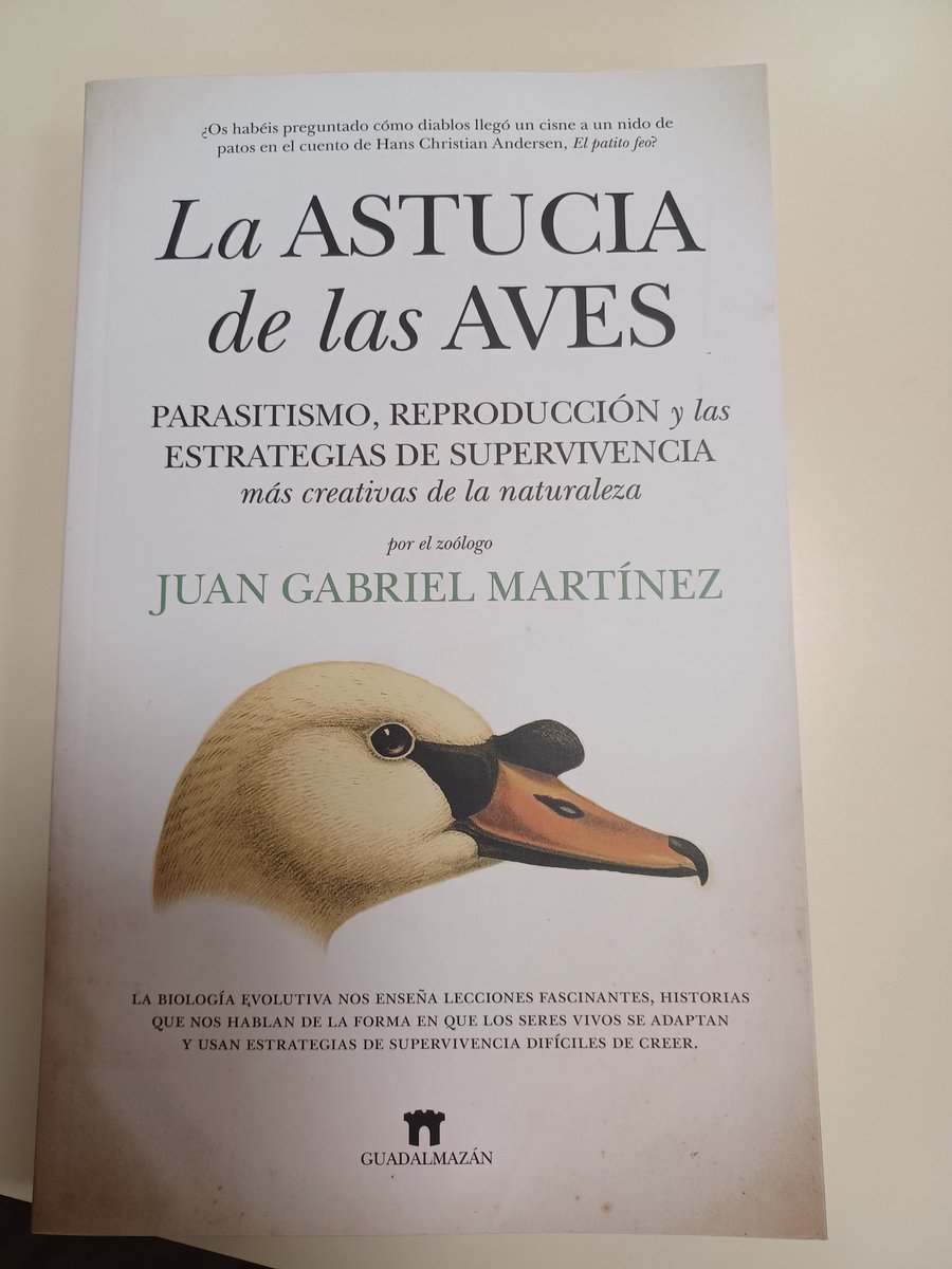 AlfonsoMarzal's tweet photo. Nazaret Carrasco ha sido la mejor respondiendo las 20 preguntas de Ecología Evolutiva y Etologia del 4° curso del Grado en Biología de @infouex Como premio ha recibido un ejemplar de La astucia de las aves, de @JuangaMartnez1 . Seguro que disfrutará mucho leyéndolo ¡Enhorabuena! https://t.co/5jPXoIDstZ