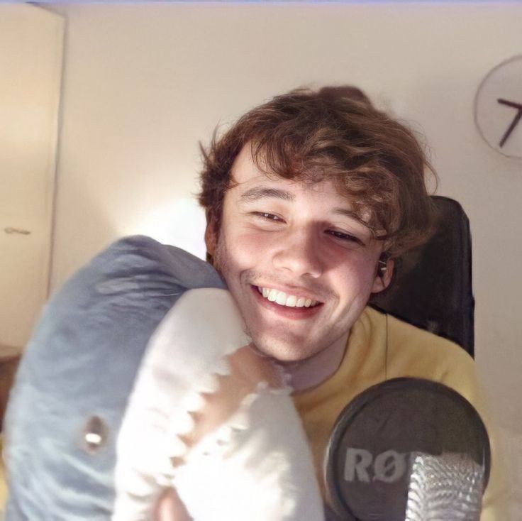 mollylovesenha's tweet image. If you see this you're legally obliged to show me your favourite wilbur soot photo. This is mine.
(If u remember this being my pfp ur a real one)