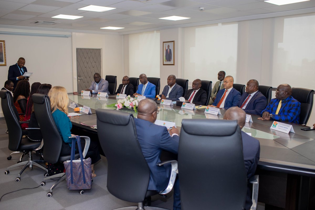 OIMCotedIvoire's tweet photo. Ce mardi, en présence du Ministre de la Réconciliation et de la Cohésion Nationale, l'OIM a remis des équipements pour l'𝗼𝗽é𝗿𝗮𝘁𝗶𝗼𝗻𝗻𝗮𝗹𝗶𝘀𝗮𝘁𝗶𝗼𝗻 𝗱𝘂 𝗖𝗼𝗺𝗶𝘁é 𝗟𝗼𝗰𝗮𝗹 𝗱𝗲 𝗥é𝗰𝗼𝗻𝗰𝗶𝗹𝗶𝗮𝘁𝗶𝗼𝗻 𝗲𝘁 𝗱𝗲 𝗖𝗼𝗵é𝘀𝗶𝗼𝗻 𝗡𝗮𝘁𝗶𝗼𝗻𝗮𝗹𝗲 #Tagadi. https://t.co/cizr0QlvhC